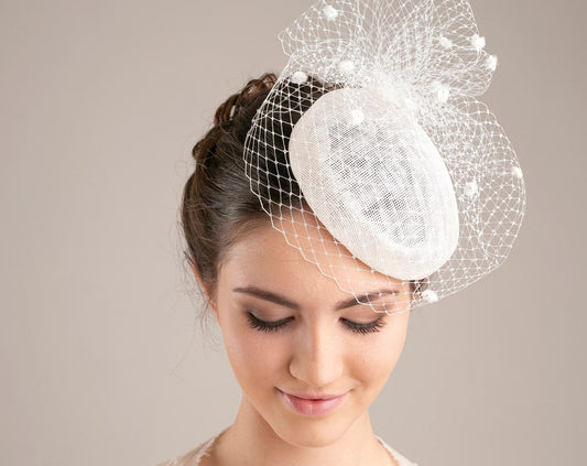 Veiled bridal hat in white