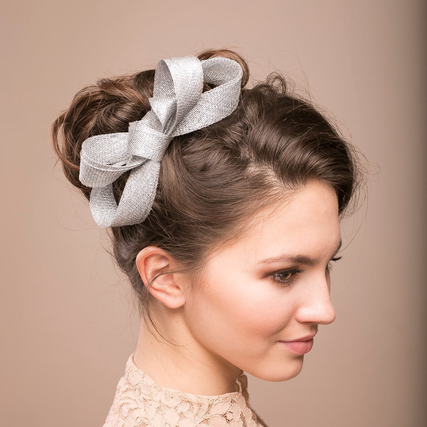 Royalblauer Fascinator mit Schleife, elegantes Geschenk für die Mutter der Braut, Fascinator für Hochzeitsgäste, minimalistischer Fascinator mit Schleife, blaues Hochzeits-Kopfstück