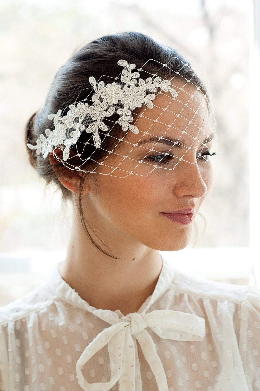 Zierlicher Bandeau-Schleier für die Braut mit floraler Spitze, Hochzeitsschleier