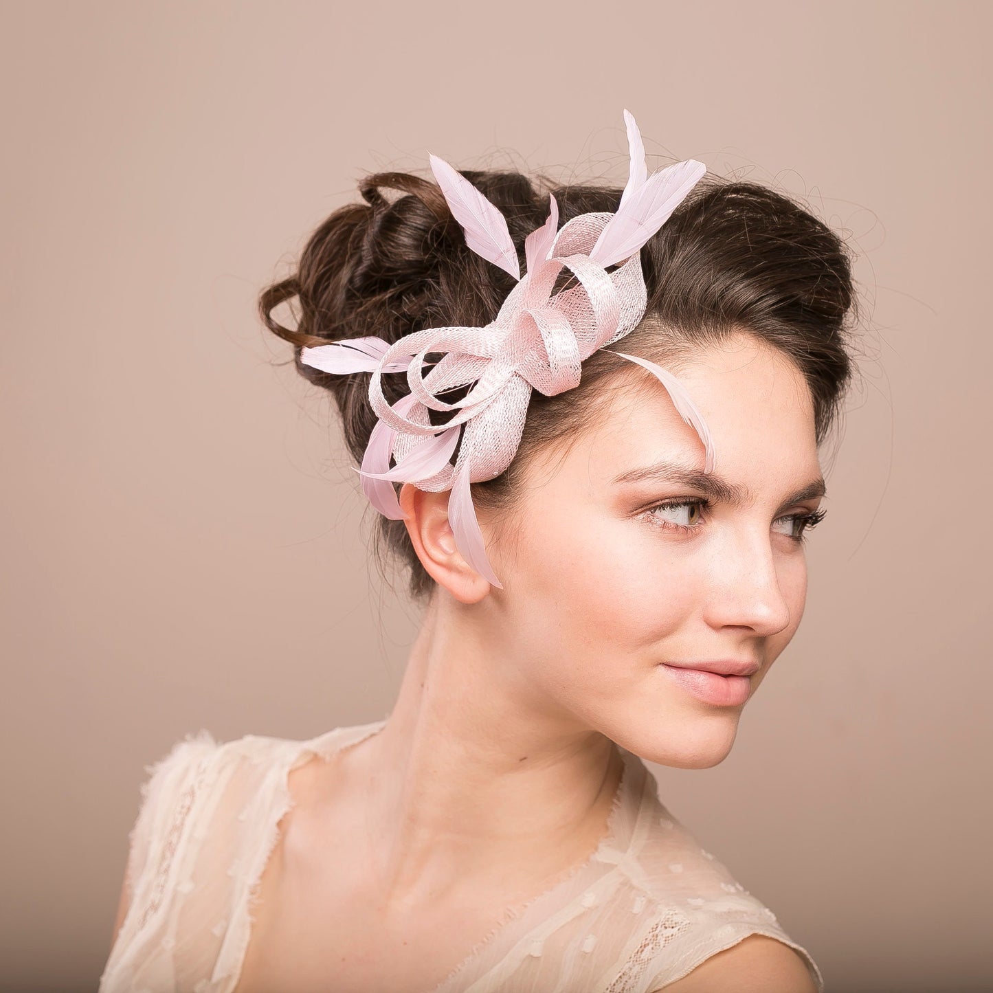 Hochzeits-Fascinator mit Feder-Akzent, pastellfarbener Feder-Kopfschmuck, Brautjungfern-Fascinator mit Federn, Geschenk für elegante Mama