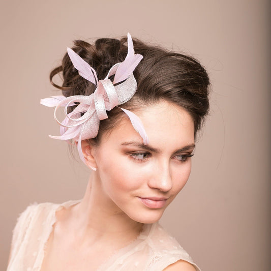 Hochzeits-Fascinator mit Feder-Akzent, pastellfarbener Feder-Kopfschmuck, Brautjungfern-Fascinator mit Federn, Geschenk für elegante Mama