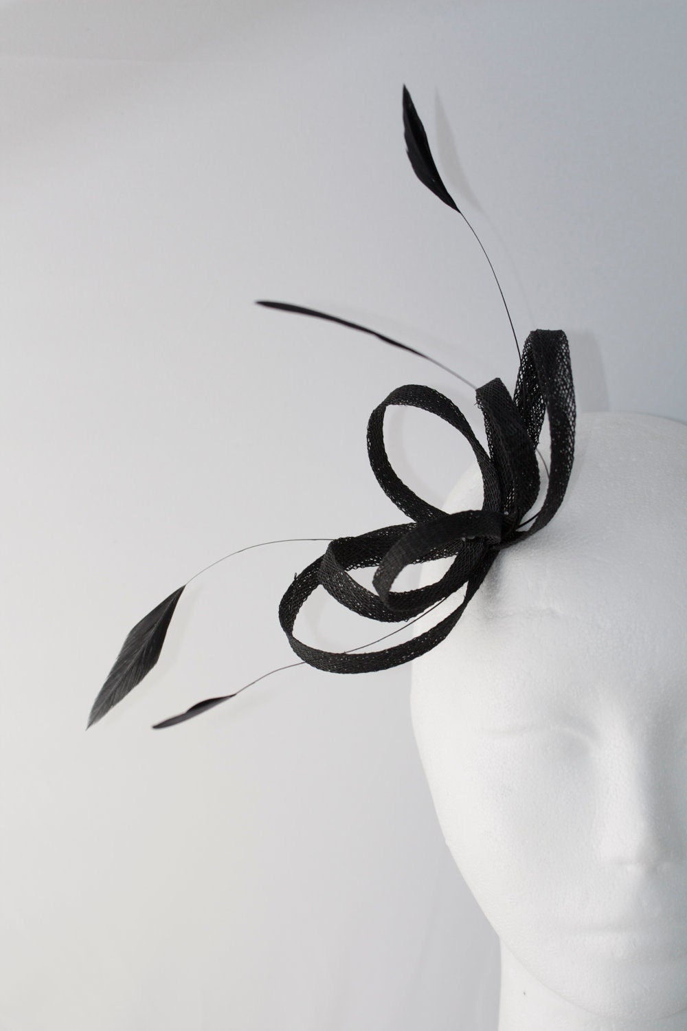 Damen Fascinator mit Federn, Hochzeitsfeder Kopfschmuck, Moderner Millinery Fascinator, Schwarzer minimalistischer Fascinator