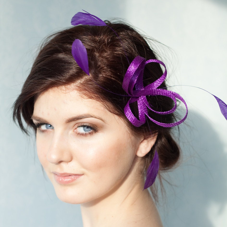 Hochzeitsfascinator mit Federn, Sinamay-Schlaufen an Krokodilklemme, Damen-Federfascinator in verschiedenen Farben