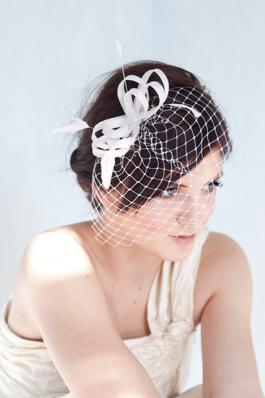 Braut Fascinator mit Vogelkäfigschleier und Federn, Hochzeits-Hutschmuck