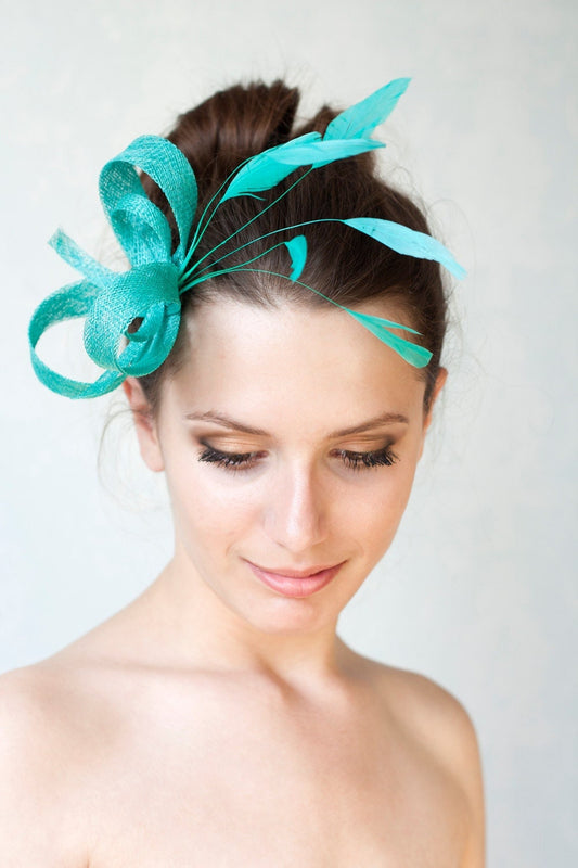 Jadegrüner Fascinator mit Federn, Kopfschmuck für Hochzeitsgäste, Federn Fascinator für die Brautmutter