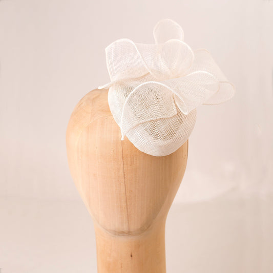 Brauthut mit Wirbelbesatz, Pillenbox für Brautmode, Fascinator, Kopfschmuck, Pillenbox mit elfenbeinfarbener Schleife