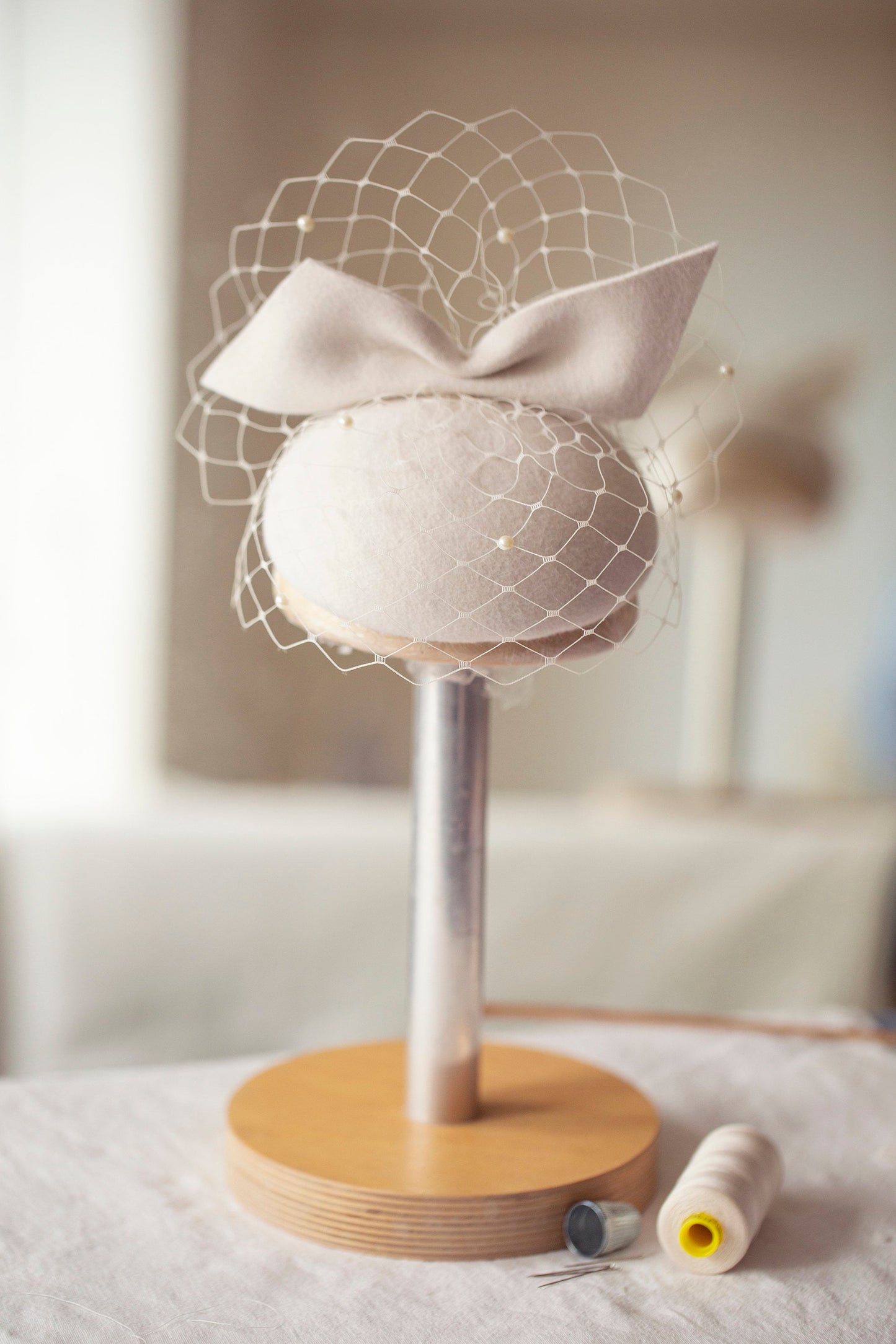 Pillbox-Hut aus Pelzfilz mit Vogelkäfig, Brauthut mit Schleife und Netz, Kopfschmuck mit Schleier und Schleife für die Hochzeit, Fascinator für besondere Anlässe