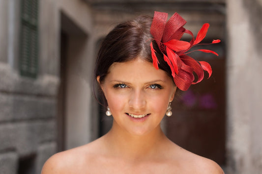 Roter Fascinator mit Federn, Statement-Kopfschmuck für Brautjungfern, Haarschmuck mit Federn für Hochzeiten, roter Feder-Kopfschmuck