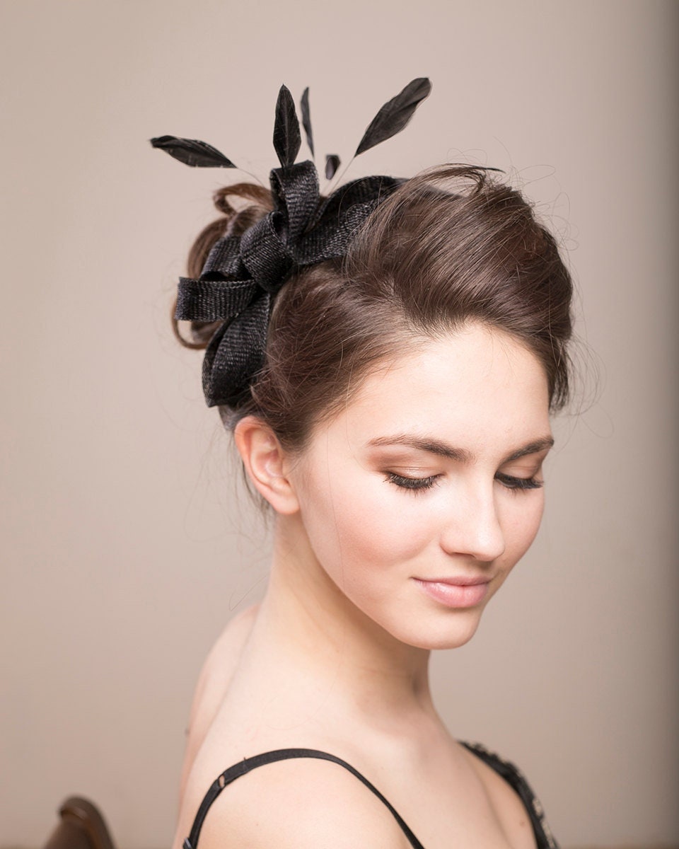 Modernes Feder-Kopfstück für besondere Anlässe, Hochzeitsgast-Fascinator in Schwarz, schwarzes Kopfstück für Brautjungfern, Damen-Müller-Fascinator