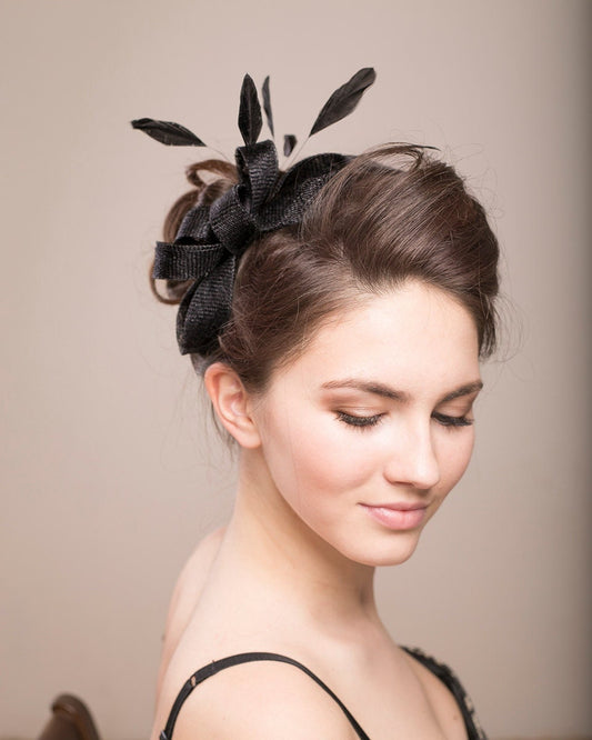 Modernes Feder-Kopfstück für besondere Anlässe, Hochzeitsgast-Fascinator in Schwarz, schwarzes Kopfstück für Brautjungfern, Damen-Müller-Fascinator