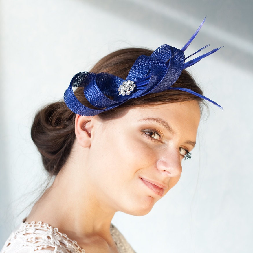 Königsblauer Fascinator mit Federn für Hochzeitsgäste, formelles Kopfstück Geschenk für Brautjungfern Frauen Anlass Fascinator mit Strass