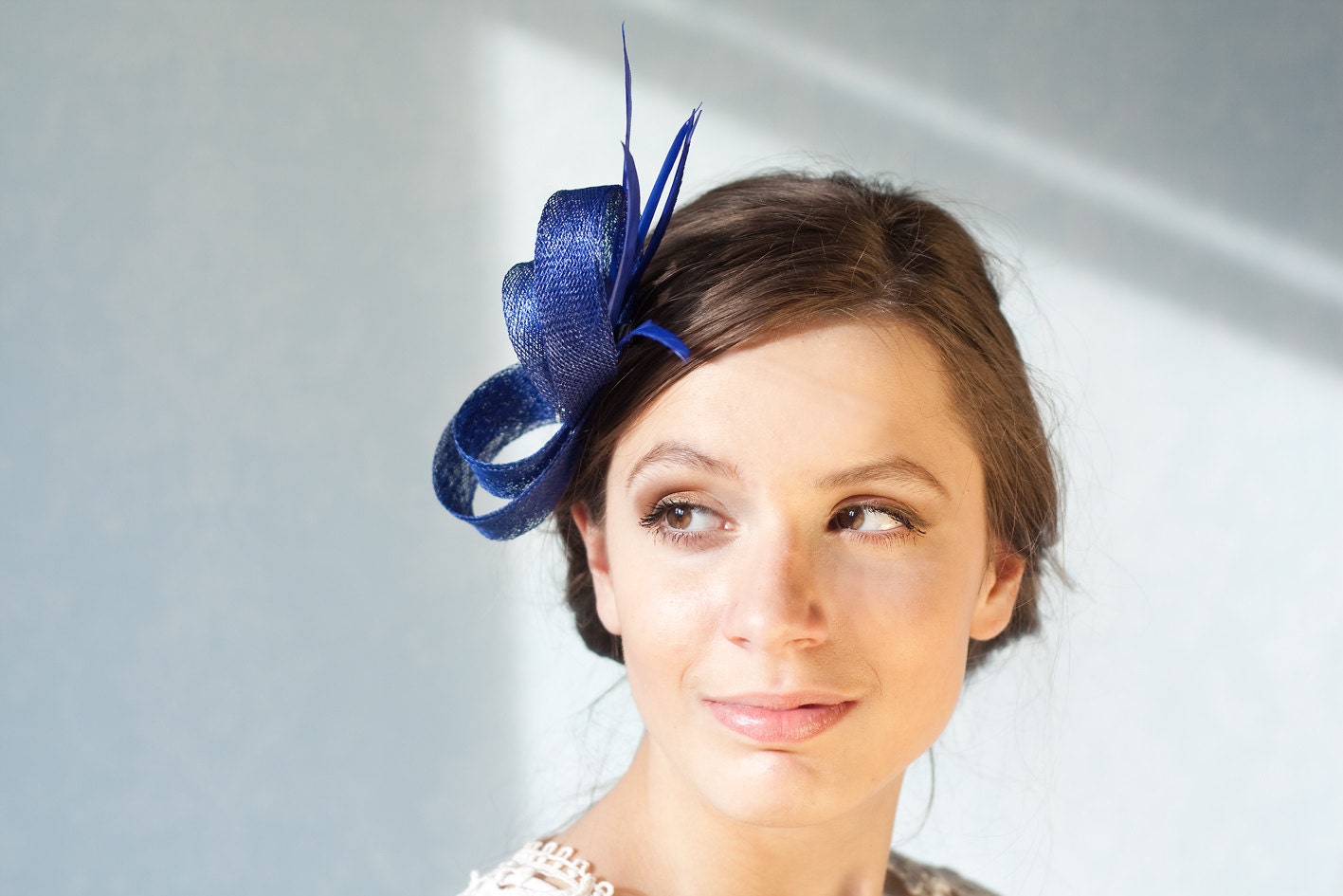 Königsblauer Fascinator mit Federn für Hochzeitsgäste, formelles Kopfstück Geschenk für Brautjungfern Frauen Anlass Fascinator mit Strass