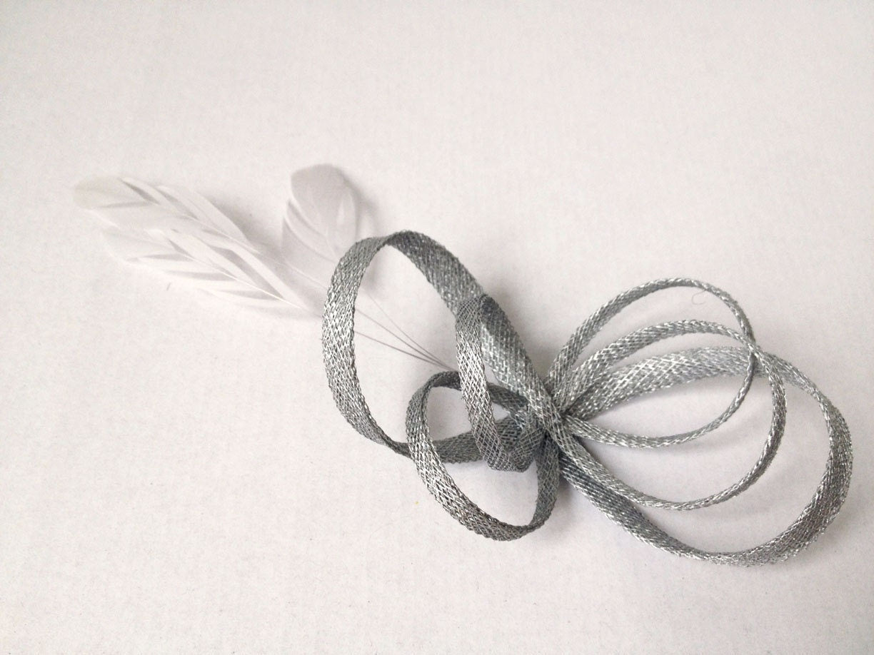 Sinamay Fascinator mit Federn, Haarschmuck für Brautjungfern, Kopfschmuck für die Braut, LBD-Accessoire