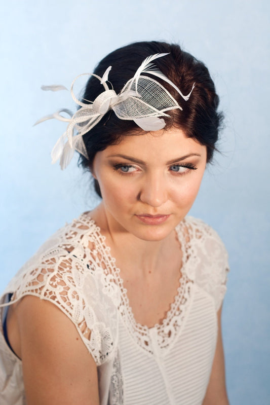 Braut Fascinator mit weißen Federn, Hochzeitsfeder Kopfschmuck, weißer Millinery Braut Kopfschmuck