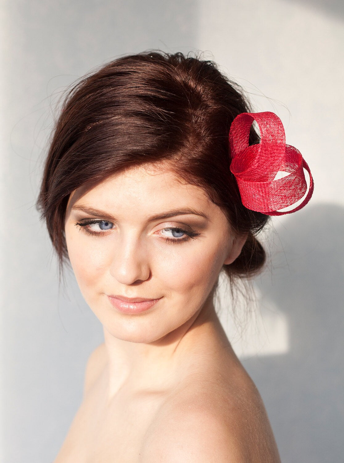 Moderner Millinery Sinamay Fascinator, minimalistisches formelles Event-Kopfstück, Brautjungfern-Wirbel-Fascinator in verschiedenen Farben erhältlich