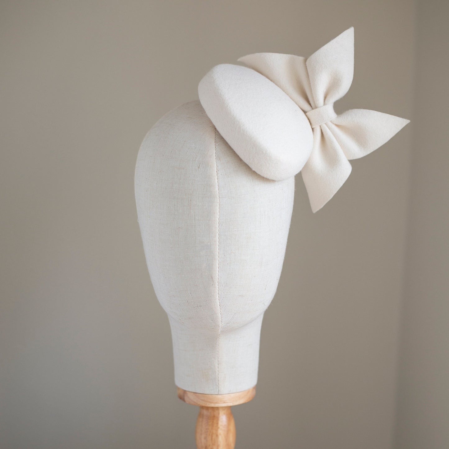 Hochzeitshut mit Schleifenbesatz in cremeweißem Filz, Brauthut, Millinery-Hochzeitshut für die Mutter der Braut oder des Bräutigams in cremeweiß oder weiß