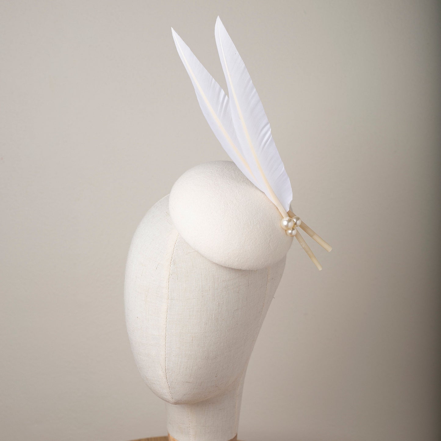 Hochzeitshut mit großen Federn, Pillendose aus Brautpelzfilz in Elfenbein, Millinery Quill Feathers Filzhut, Kleiner Hut mit langen Federn