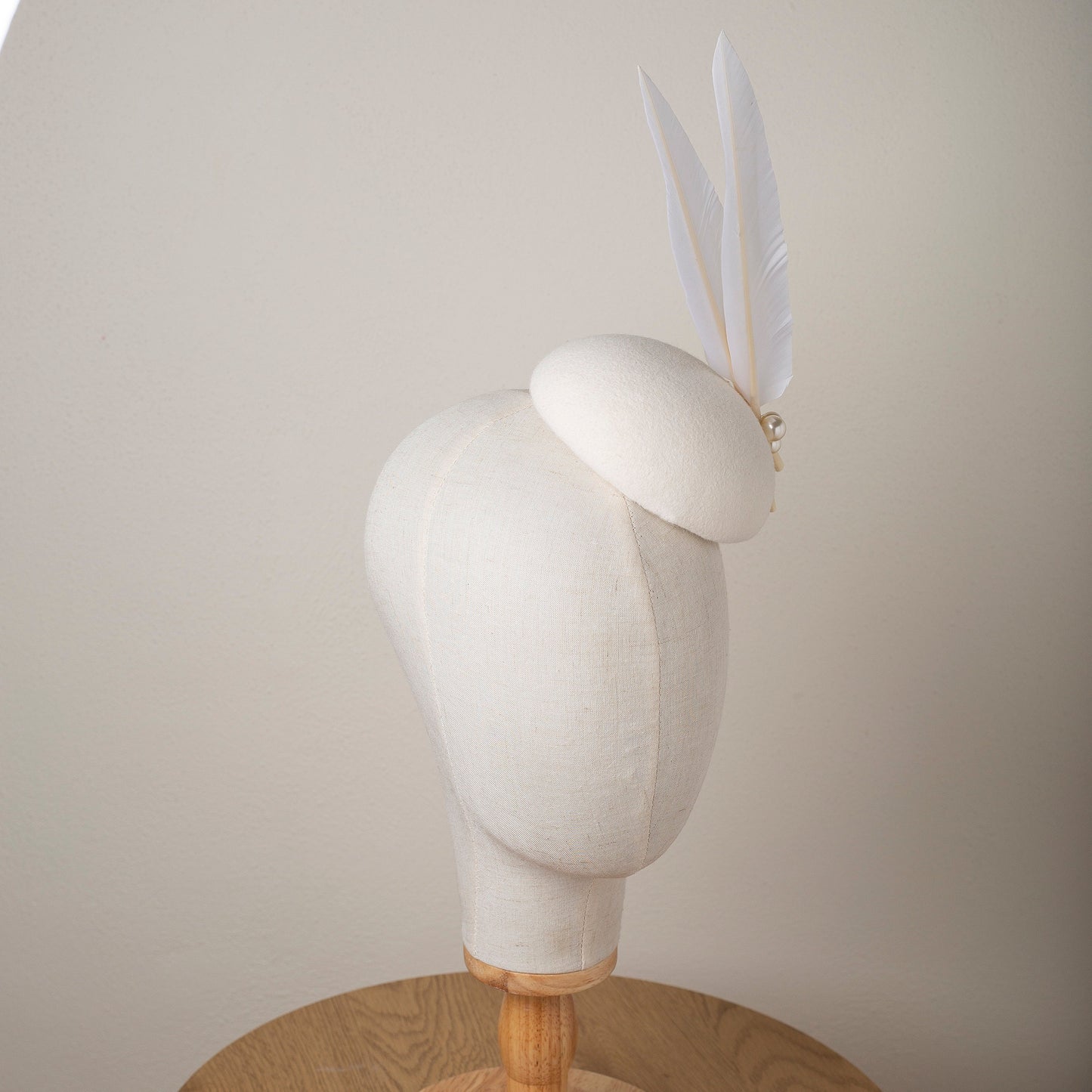 Hochzeitshut mit großen Federn, Pillendose aus Brautpelzfilz in Elfenbein, Millinery Quill Feathers Filzhut, Kleiner Hut mit langen Federn