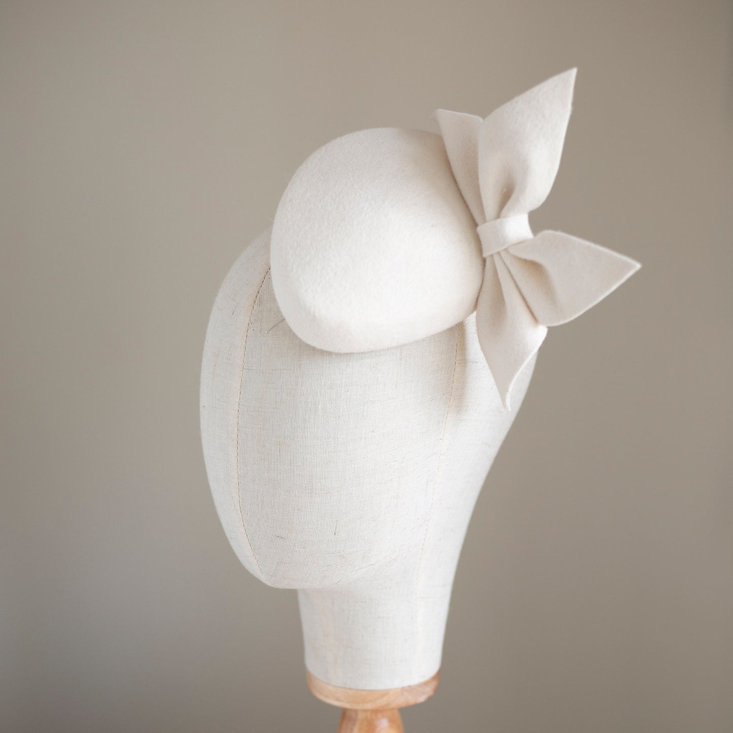 Hochzeitshut mit Schleifenbesatz in cremeweißem Filz, Brauthut, Millinery-Hochzeitshut für die Mutter der Braut oder des Bräutigams in cremeweiß oder weiß