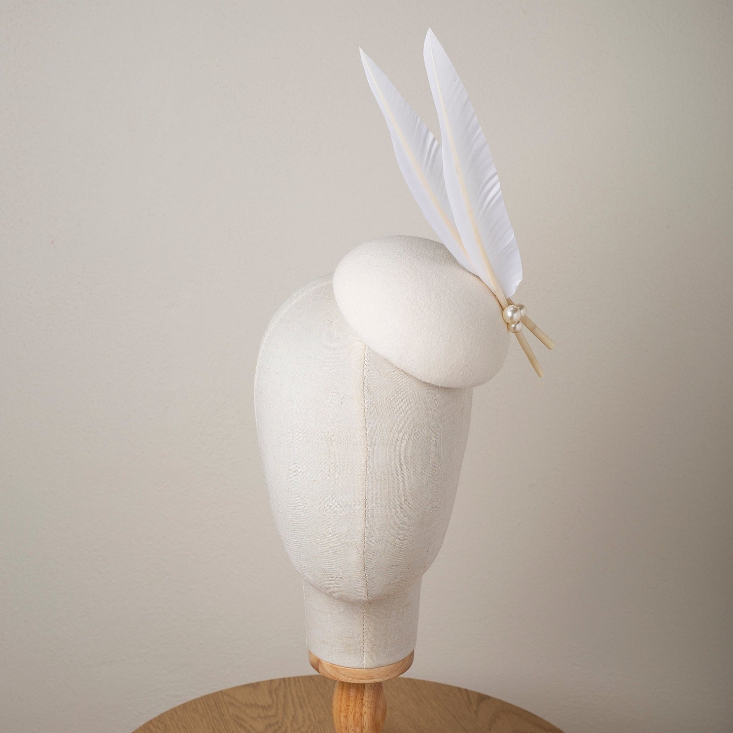 Hochzeitshut mit großen Federn, Pillendose aus Brautpelzfilz in Elfenbein, Millinery Quill Feathers Filzhut, Kleiner Hut mit langen Federn