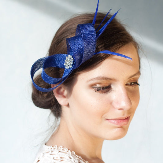 Königsblauer Fascinator mit Federn und Strass, blauer Fascinator für Frauen, Kopfschmuck für Hochzeitsgäste, blauer Federn-Fascinator