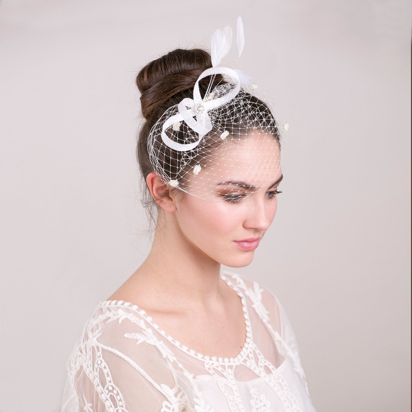 Brautfascinator mit gepunktetem Vogelkäfig-Rouge, Federhaarteil für die Hochzeit, dezentes Federkopfstück