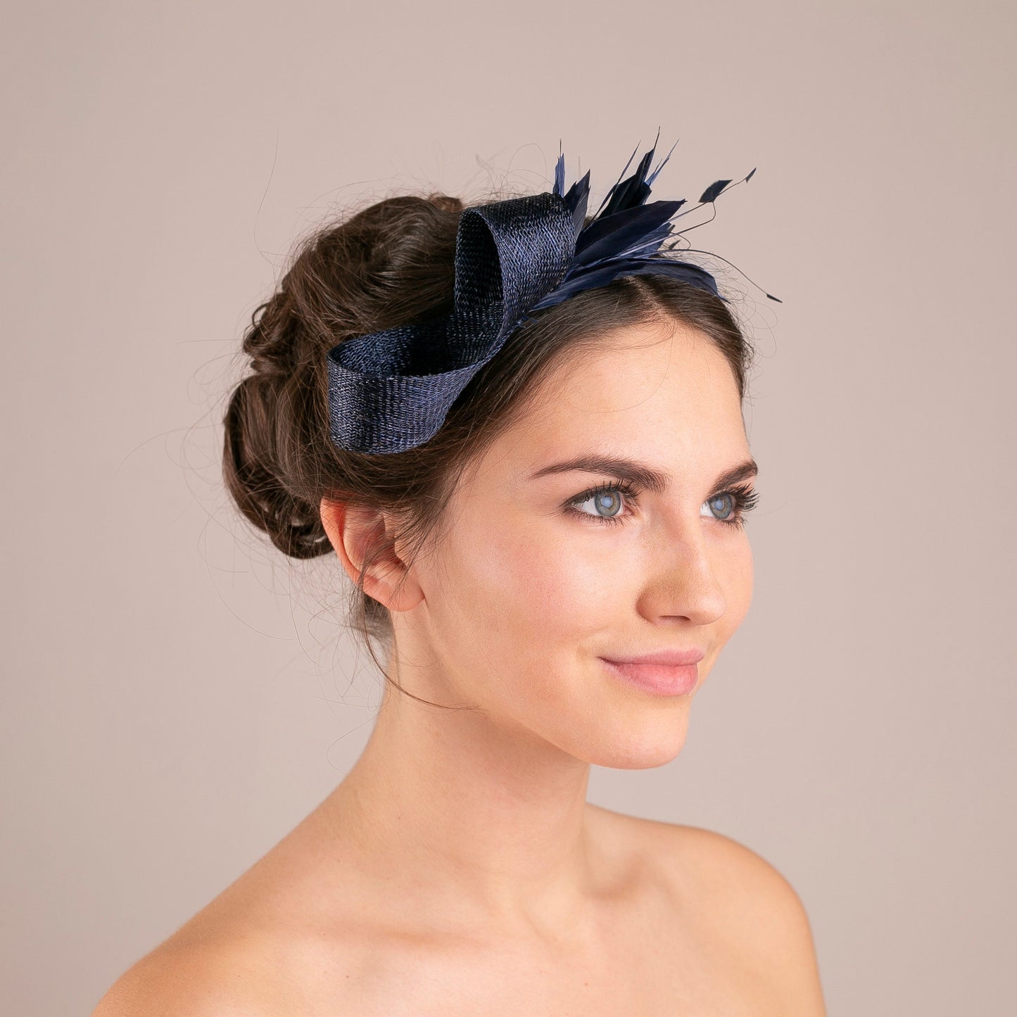 Marineblauer Fascinator mit Federspray, Kopfschmuck für Hochzeitsgäste, minimalistischer Federfascinator, Millinery-Kopfschmuck für eine elegante Mama