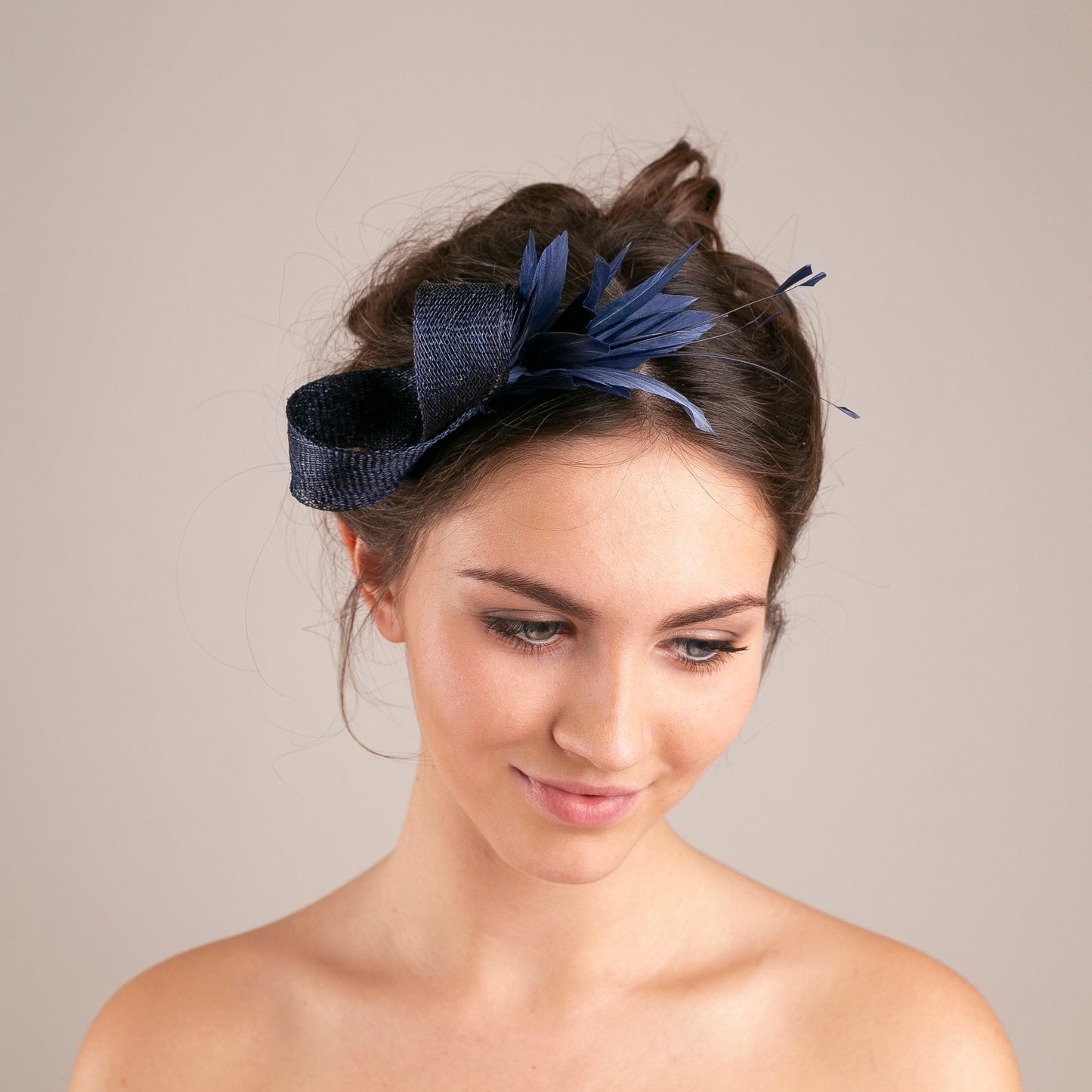 Marineblauer Fascinator mit Federspray, Kopfschmuck für Hochzeitsgäste, minimalistischer Federfascinator, Millinery-Kopfschmuck für eine elegante Mama