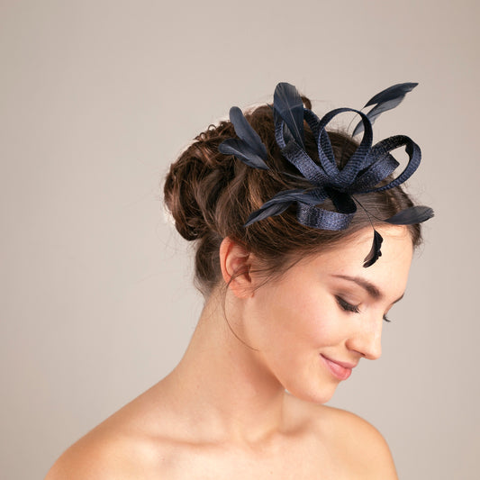 Marineblauer Fascinator mit Federn, Kopfschmuck für Hochzeitsgäste, Haarschmuck für Brautjungfern, elegantes Kopfschmuck-Geschenk für die Brautmutter