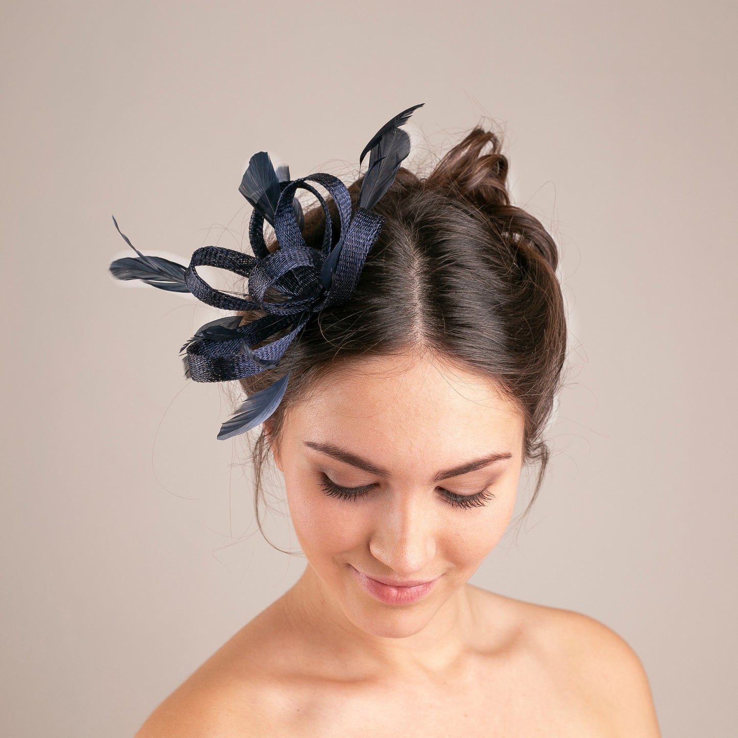 Marineblauer Fascinator mit Federn, Kopfschmuck für Hochzeitsgäste, Haarschmuck für Brautjungfern, elegantes Kopfschmuck-Geschenk für die Brautmutter