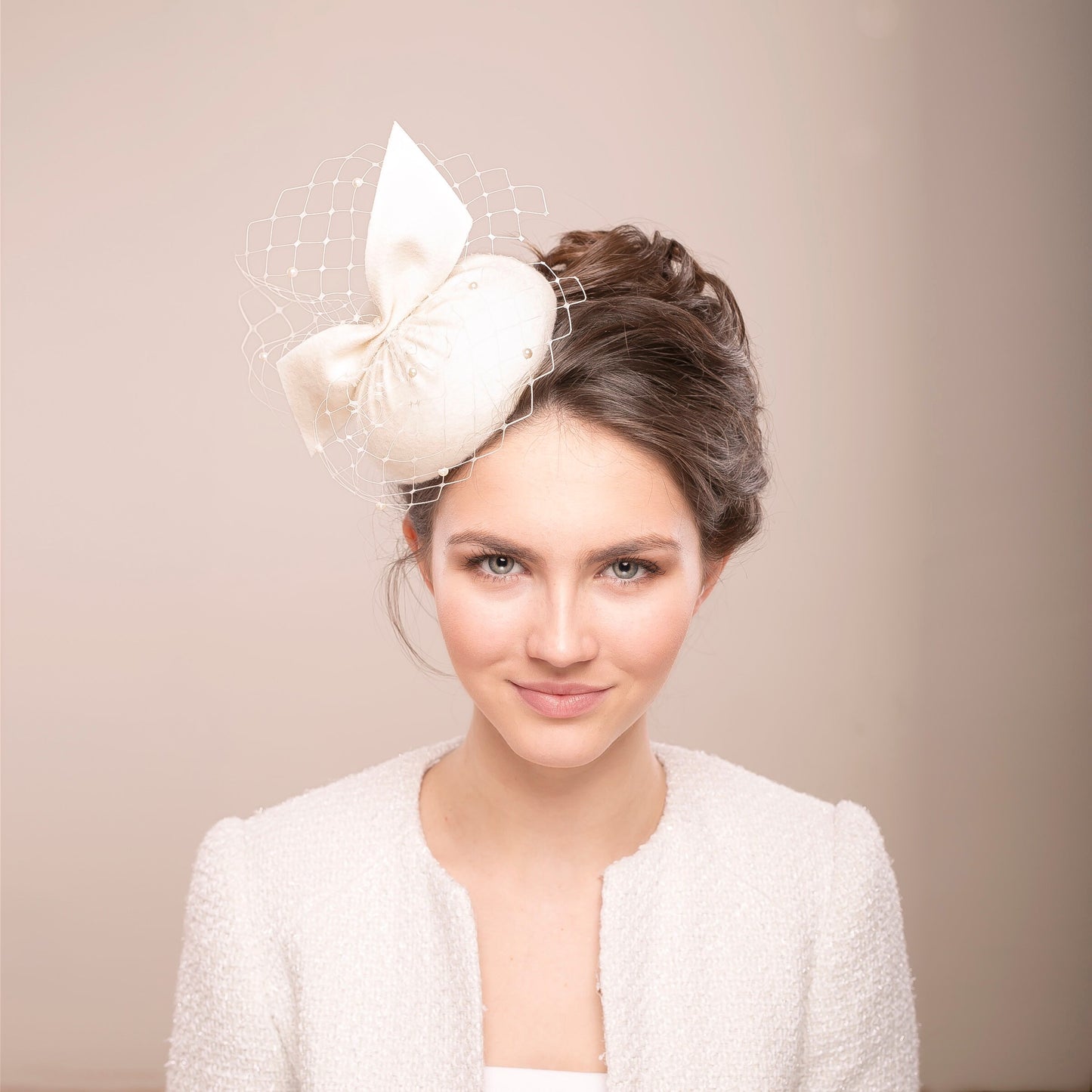 Pillbox-Hut aus Pelzfilz mit Vogelkäfig, Brauthut mit Schleife und Netz, Kopfschmuck mit Schleier und Schleife für die Hochzeit, Fascinator für besondere Anlässe