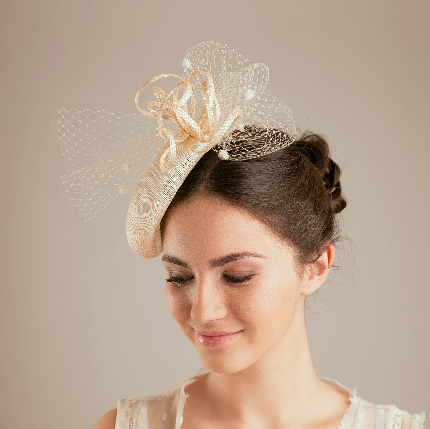 Hochzeitshut mit Schleierbesatz, Millinery Sinamay Pillbox, Moderner Hochzeitsgästehut, Hut für die Mutter des Bräutigams