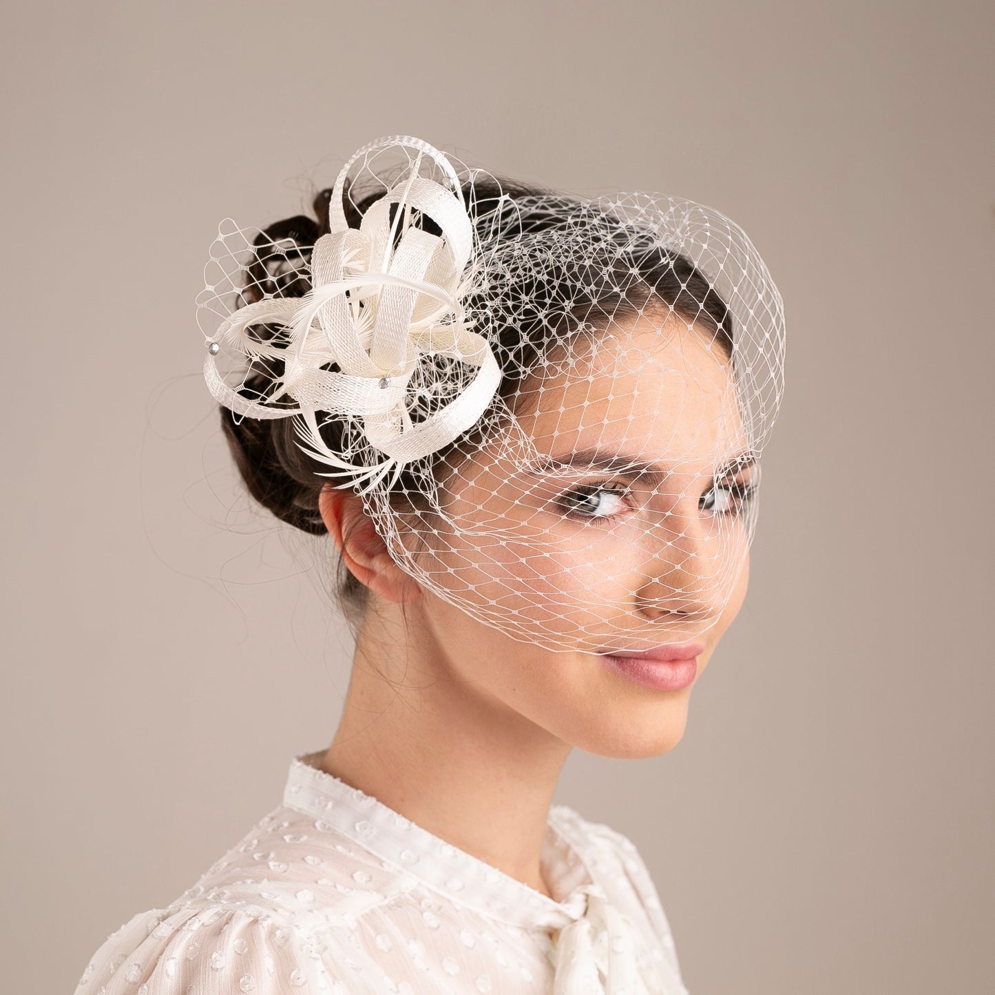 Hochzeits-Fascinator mit Federn und Schleier, romantischer Hochzeits-Kopfschmuck, Millinery-Braut-Kopfschmuck