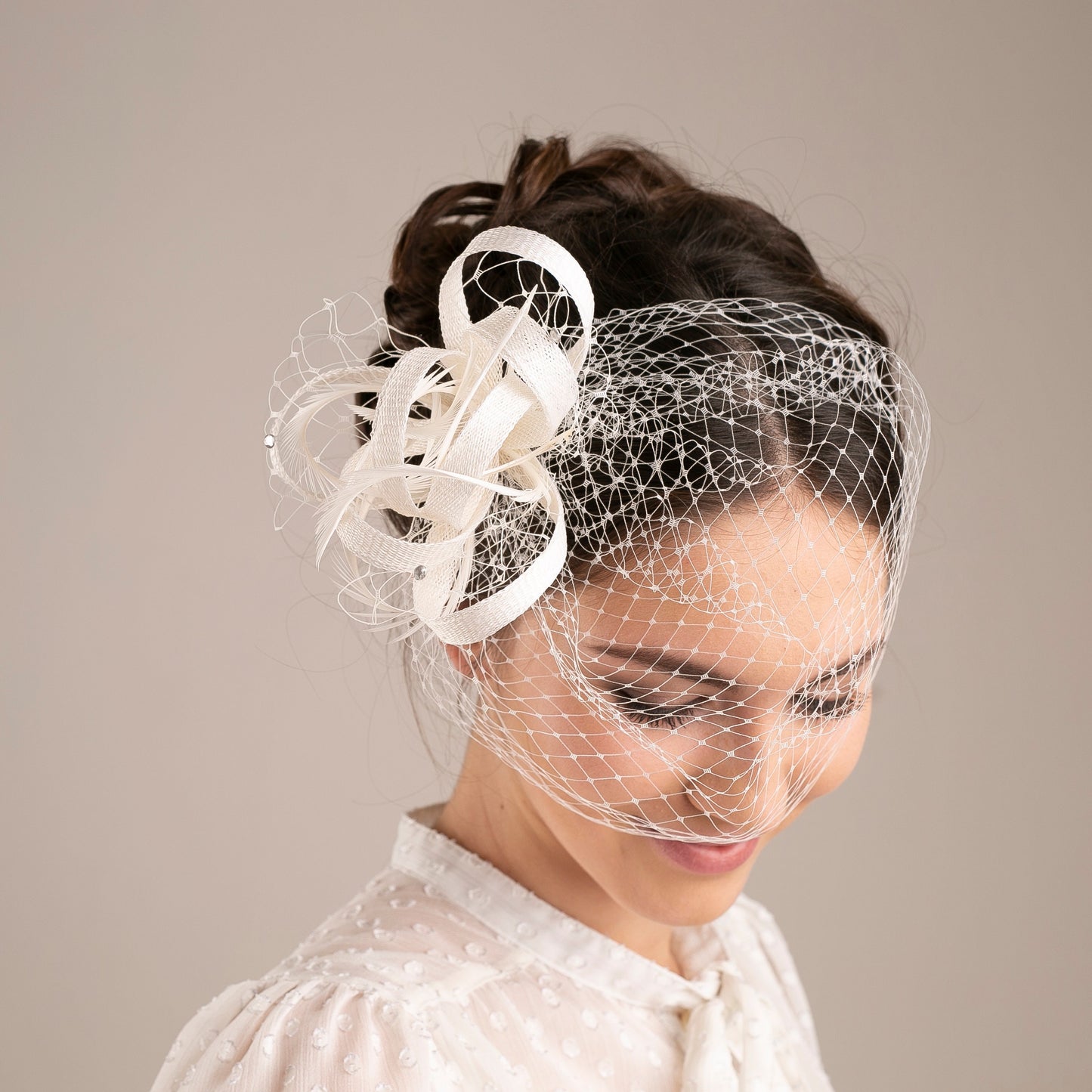 Hochzeits-Fascinator mit Federn und Schleier, romantischer Hochzeits-Kopfschmuck, Millinery-Braut-Kopfschmuck