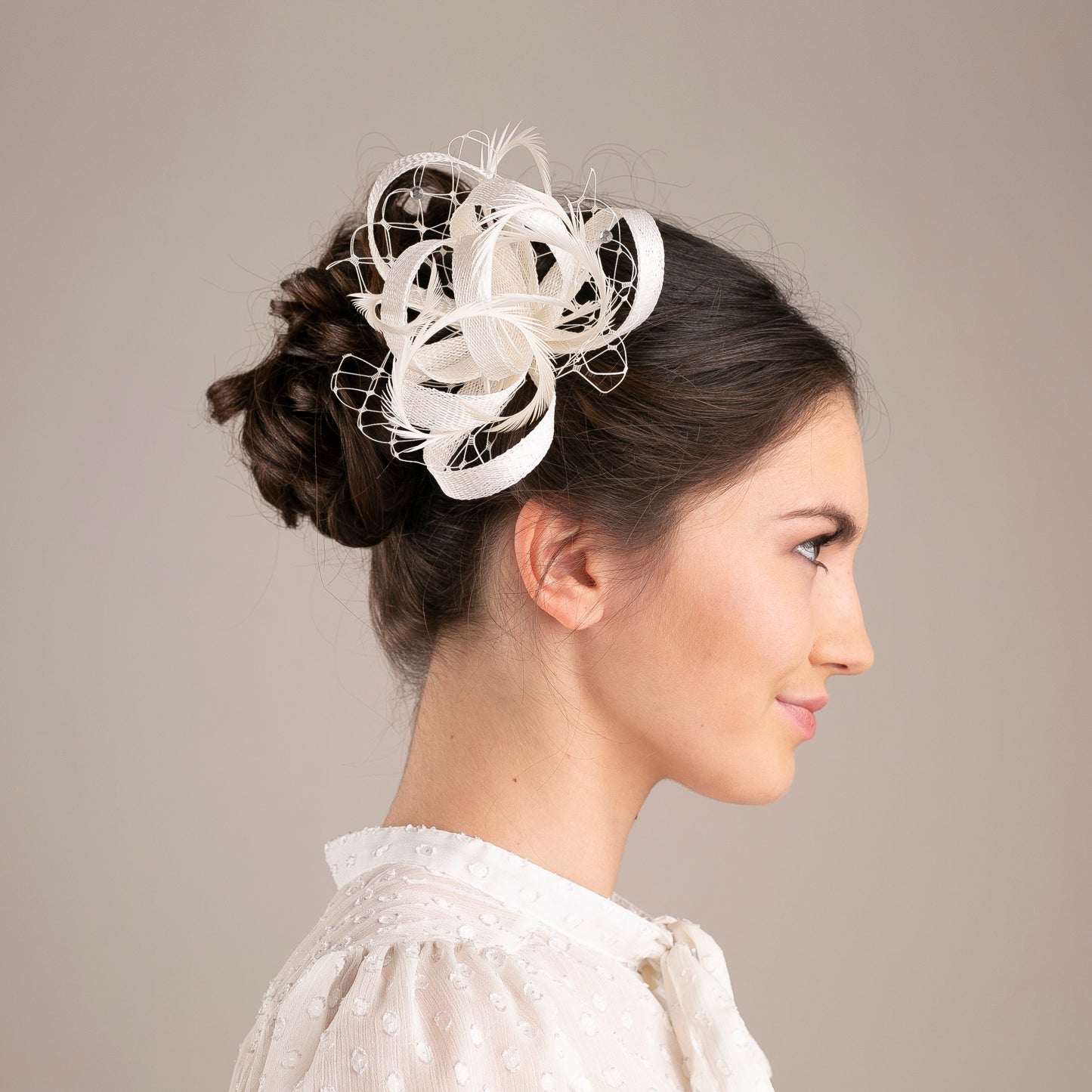 Hochzeits-Fascinator mit Federn und Schleier, romantischer Hochzeits-Kopfschmuck, Millinery-Braut-Kopfschmuck