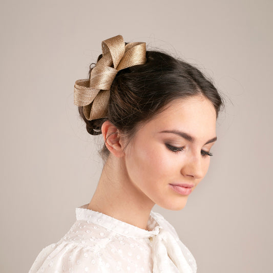 Fascinator mit goldener Schleife für die Braut, Fascinator für die Hochzeitsmode, minimalistischer Fascinator für die Frau, Couture-Kopfschmuck für die Modemode