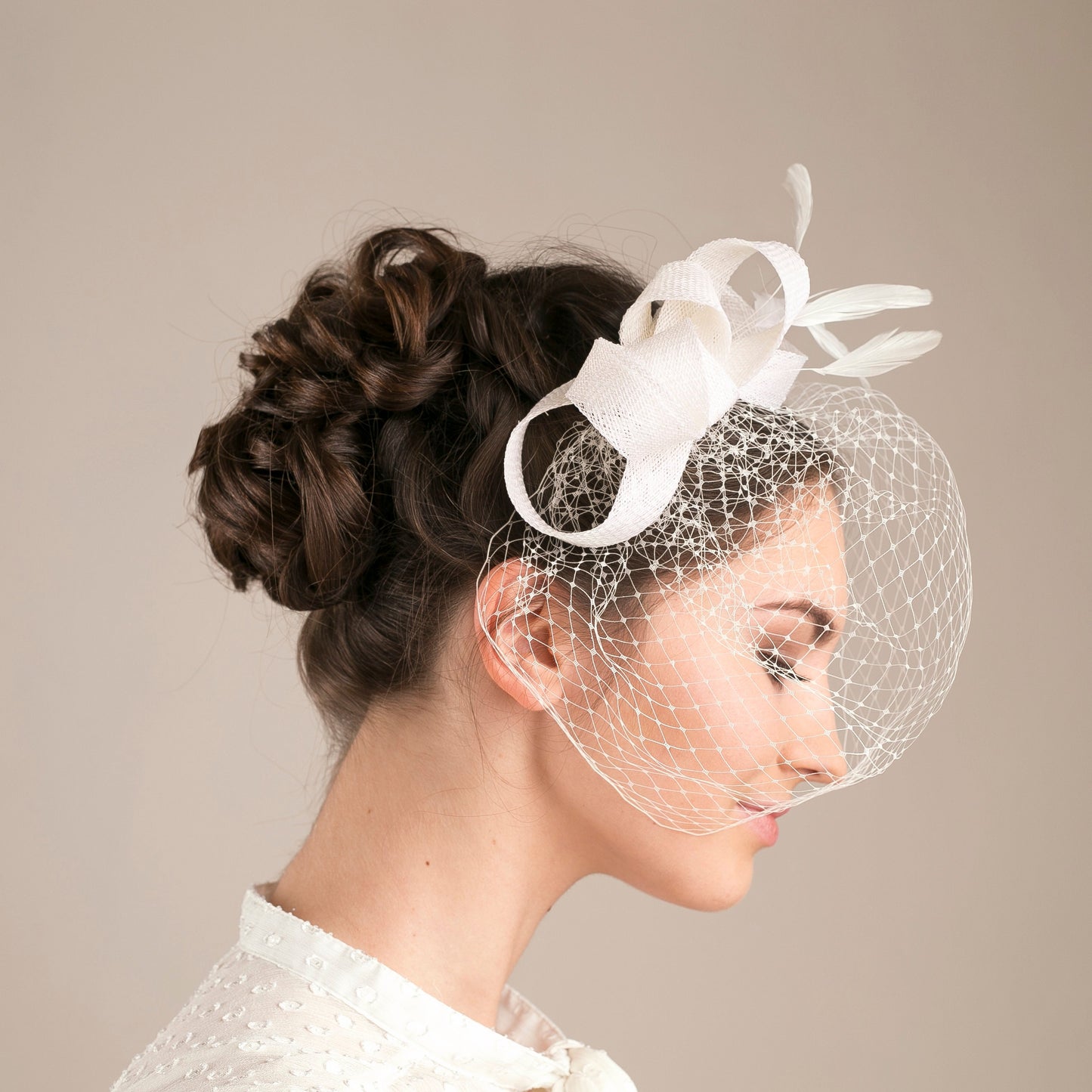 Brautschleife Fascinator mit Vogelkäfig, Hochzeits-Haarschmuck mit Federn, eleganter femininer Feder-Kopfschmuck für die Braut