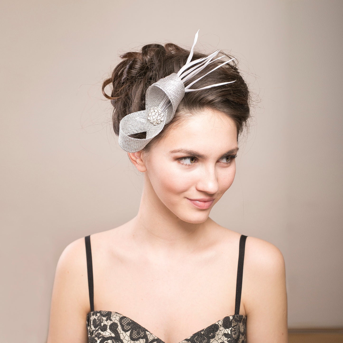 Silberner Fascinator mit Federn, Fascinator für Hochzeitshüte, Fascinator für formelle Anlässe, Fascinator für Damen mit einem Hauch von Luxus