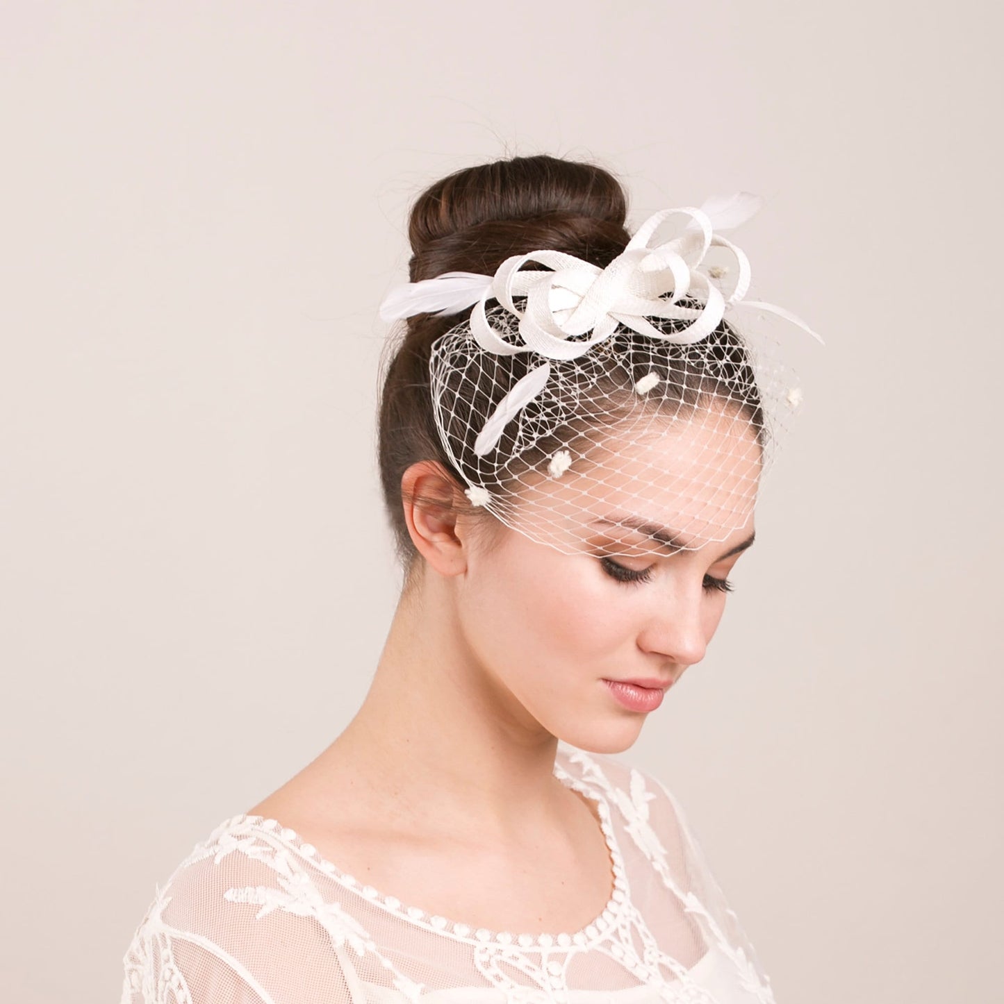 Braut Fascinator mit Federn und Vogelkäfigschleier, Millinery Hochzeit Vogelkäfig mit Fascinator, Millinery Braut Kopfschmuck, elfenbein, nude, grau