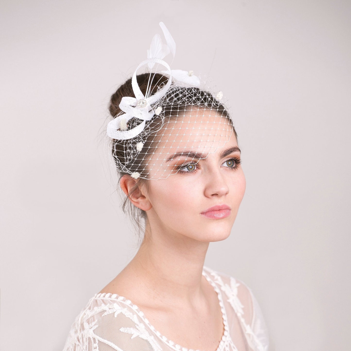 Brautfascinator mit gepunktetem Vogelkäfig-Rouge, Federhaarteil für die Hochzeit, dezentes Federkopfstück