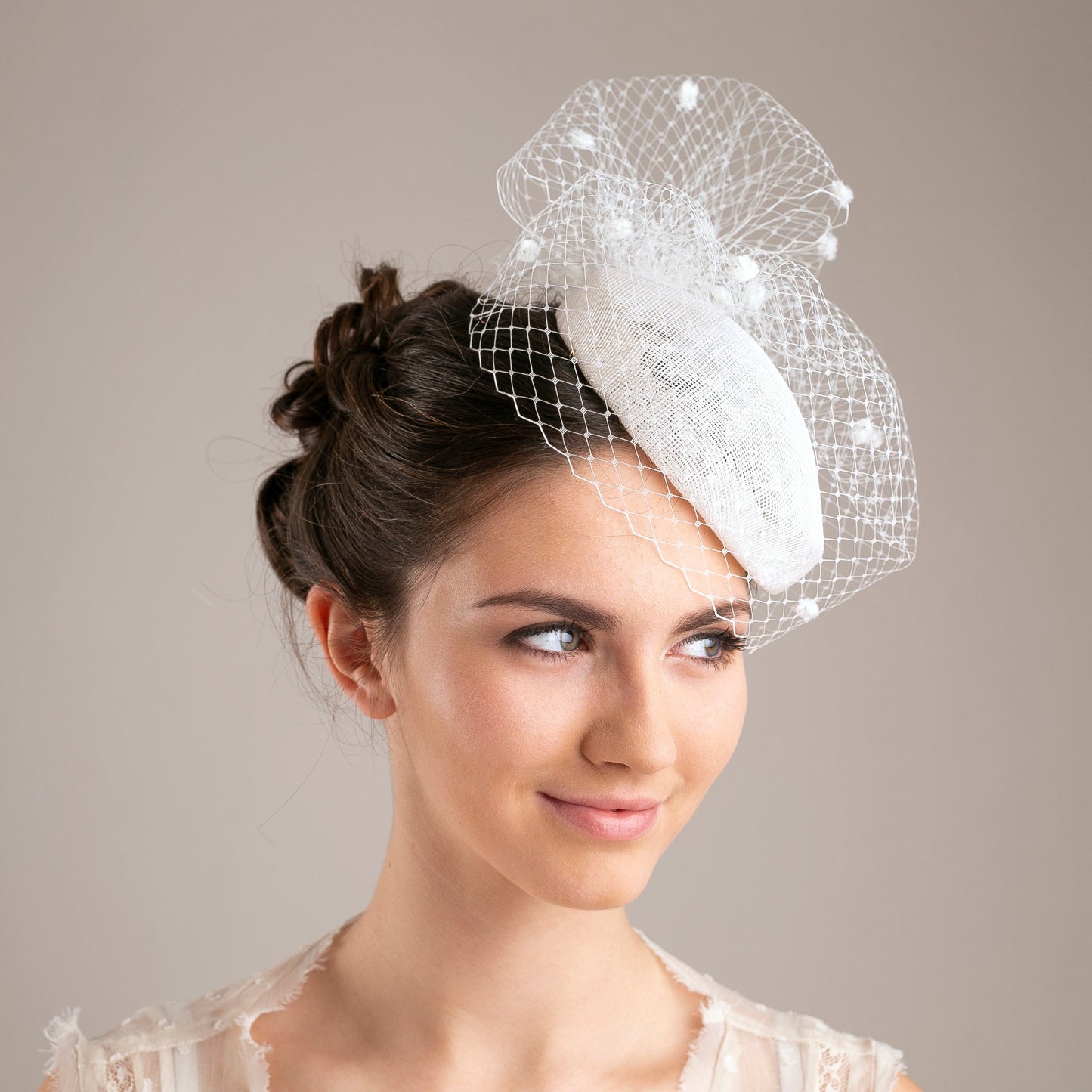 Brauthut mit Schleier in Weiß, Eleganter Chenille-Punkte-Brauthut mit Schleier aus Sinamay, Weißer Millinery-Brauthut, Weißer Schleierhut für eine Braut