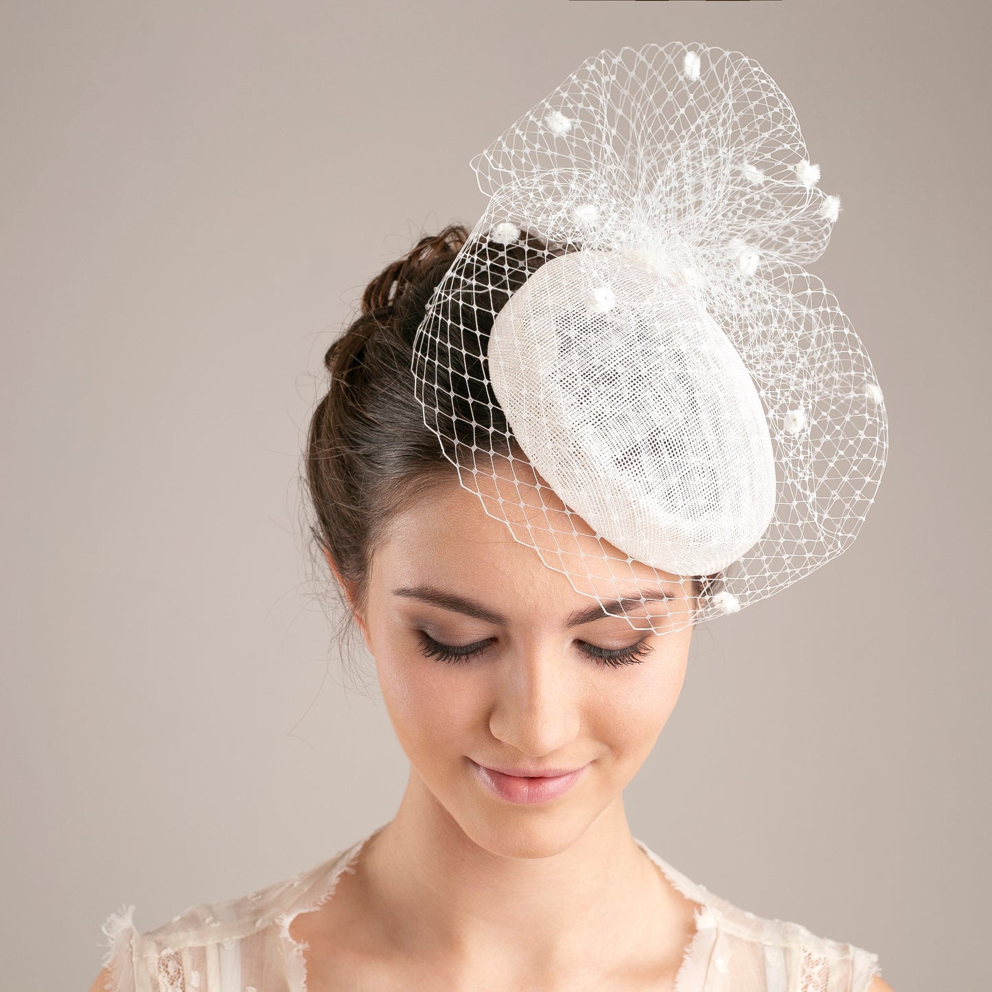 Brauthut mit Schleier in Weiß, Eleganter Chenille-Punkte-Brauthut mit Schleier aus Sinamay, Weißer Millinery-Brauthut, Weißer Schleierhut für eine Braut