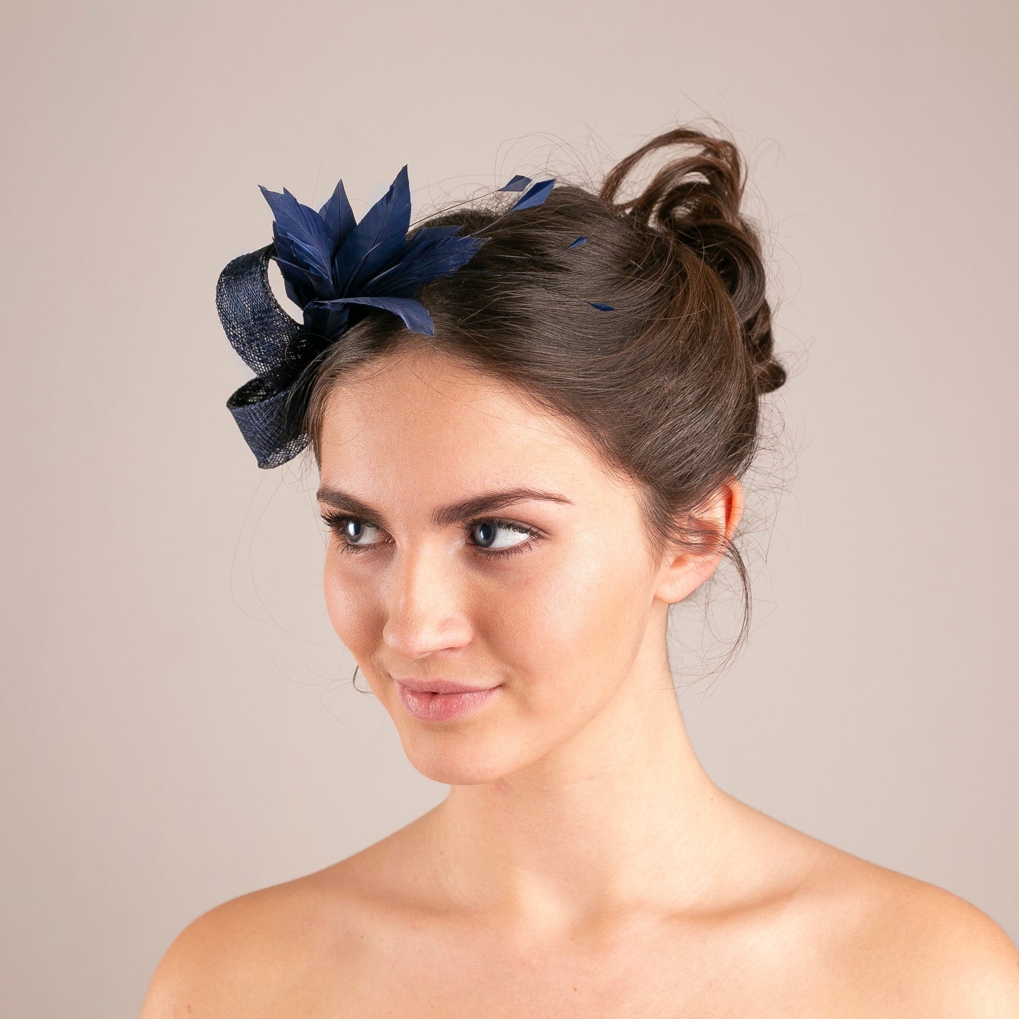 Marineblauer Fascinator mit Federspray, Kopfschmuck für Hochzeitsgäste, minimalistischer Federfascinator, Millinery-Kopfschmuck für eine elegante Mama