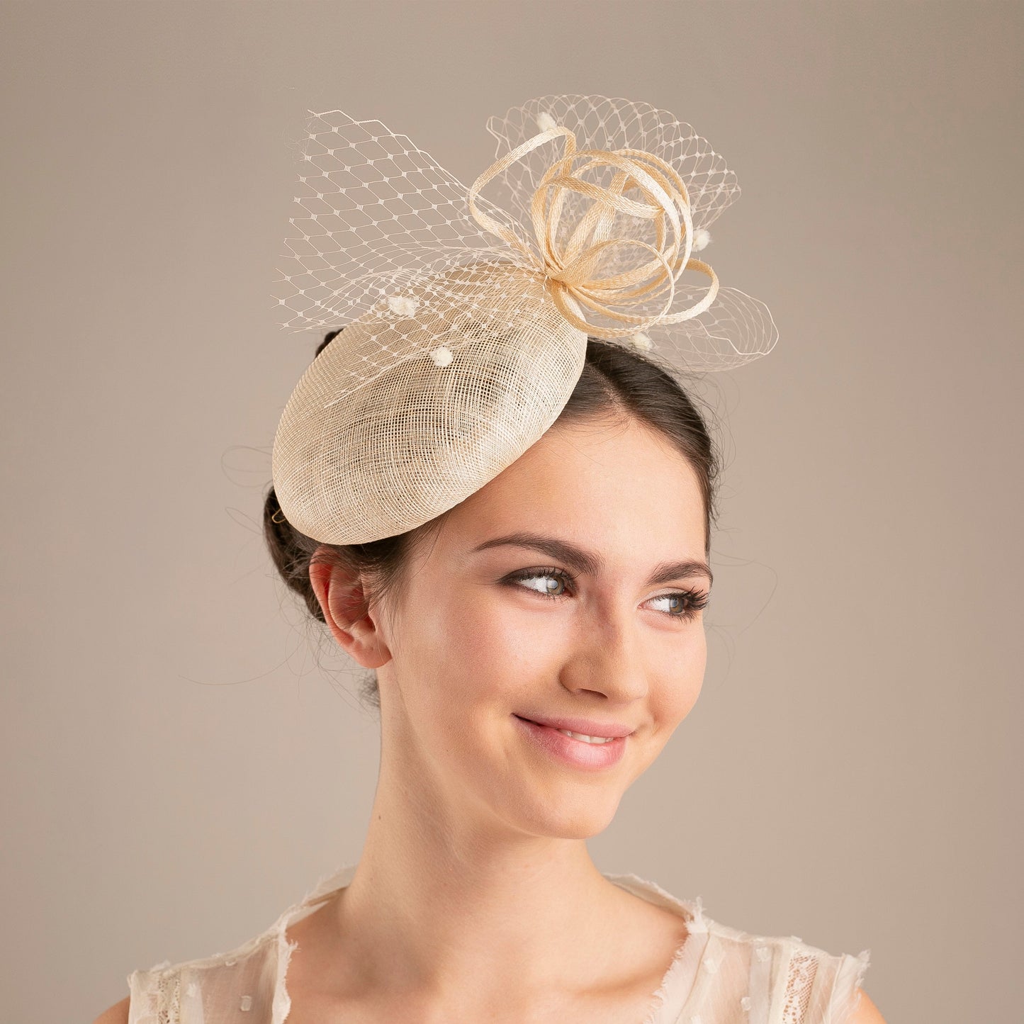 Hochzeitshut mit Schleierbesatz, Millinery Sinamay Pillbox, Moderner Hochzeitsgästehut, Hut für die Mutter des Bräutigams