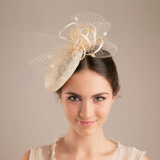 Hochzeitshut mit Schleierbesatz, Millinery Sinamay Pillbox, Moderner Hochzeitsgästehut, Hut für die Mutter des Bräutigams