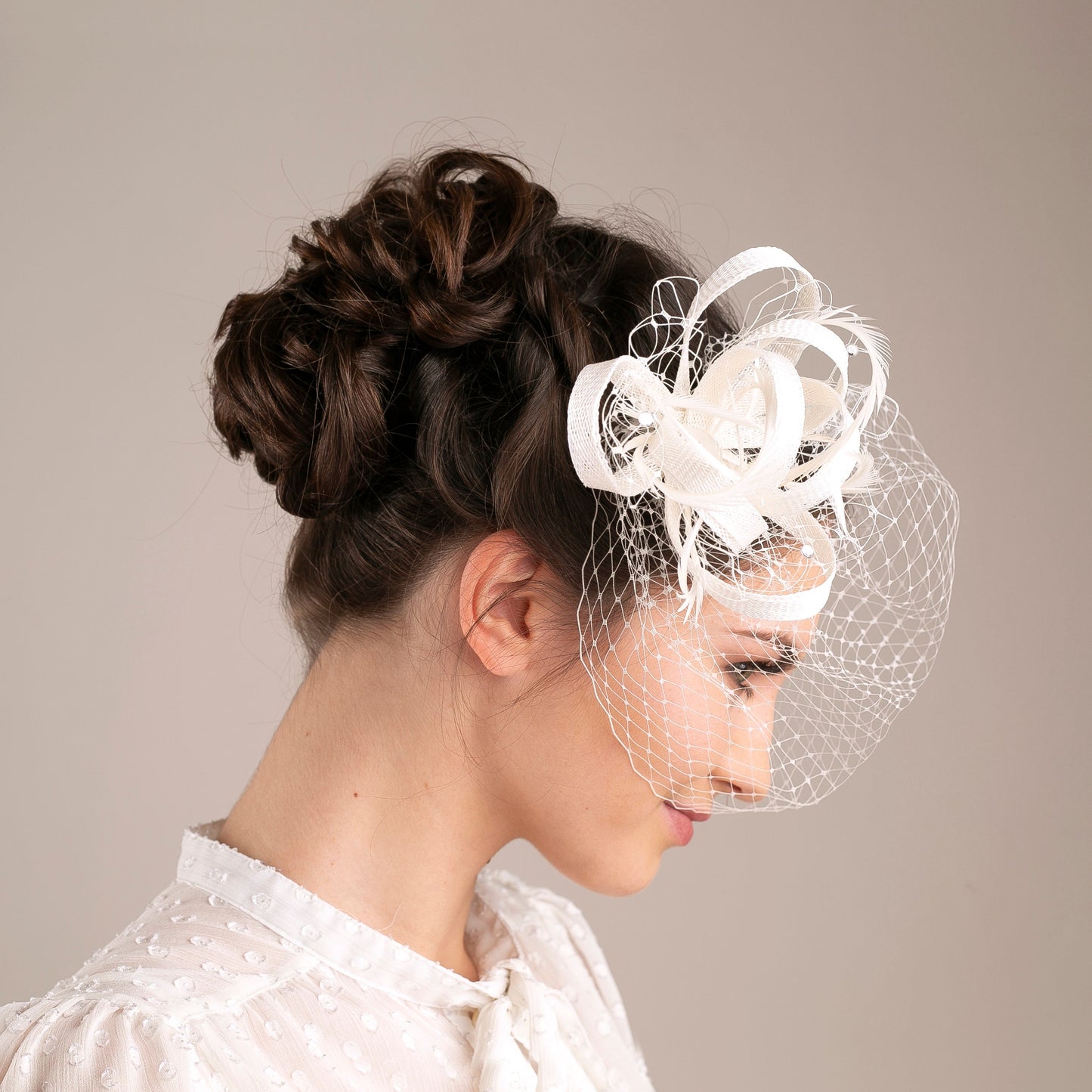 Hochzeits-Fascinator mit Federn und Schleier, romantischer Hochzeits-Kopfschmuck, Millinery-Braut-Kopfschmuck