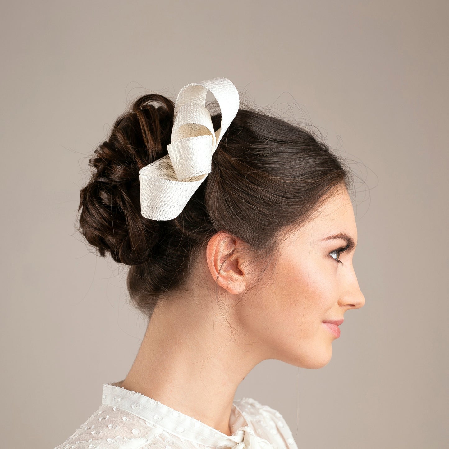 Weißer Fascinator mit Schleife, Kopfschmuck für Hochzeitshüte, minimalistischer Fascinator, weißer formeller Kopfschmuck für Hochzeiten