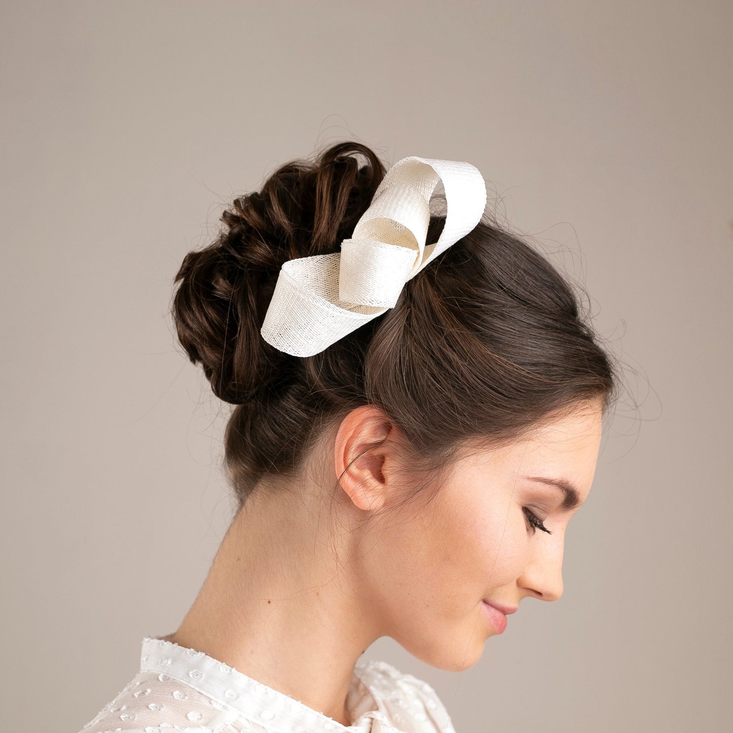 Weißer Fascinator mit Schleife, Kopfschmuck für Hochzeitshüte, minimalistischer Fascinator, weißer formeller Kopfschmuck für Hochzeiten