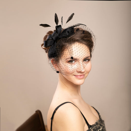 Moderner Fascinator mit Vogelkäfigschleier, Schicker Federfascinator mit abnehmbarem Vogelkäfig, Anspruchsvoller schwarzer Fascinator für Damen