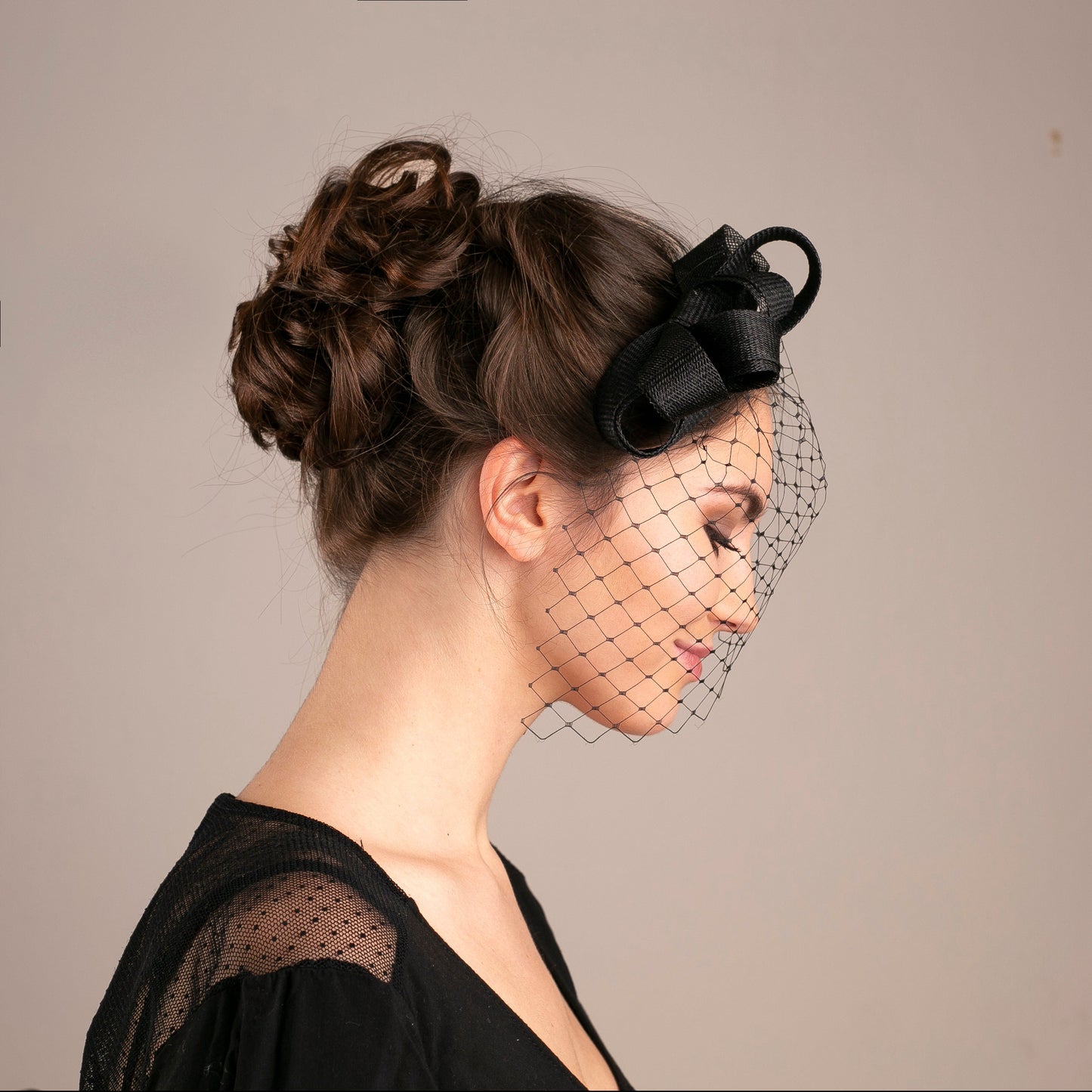 Kopfschmuck für Hochzeitsgäste mit Schleife, modernem Vogelkäfig-Schleier und minimalistischem Fascinator, Haar-Accessoire für Hochzeitsgäste in individuellen Farben